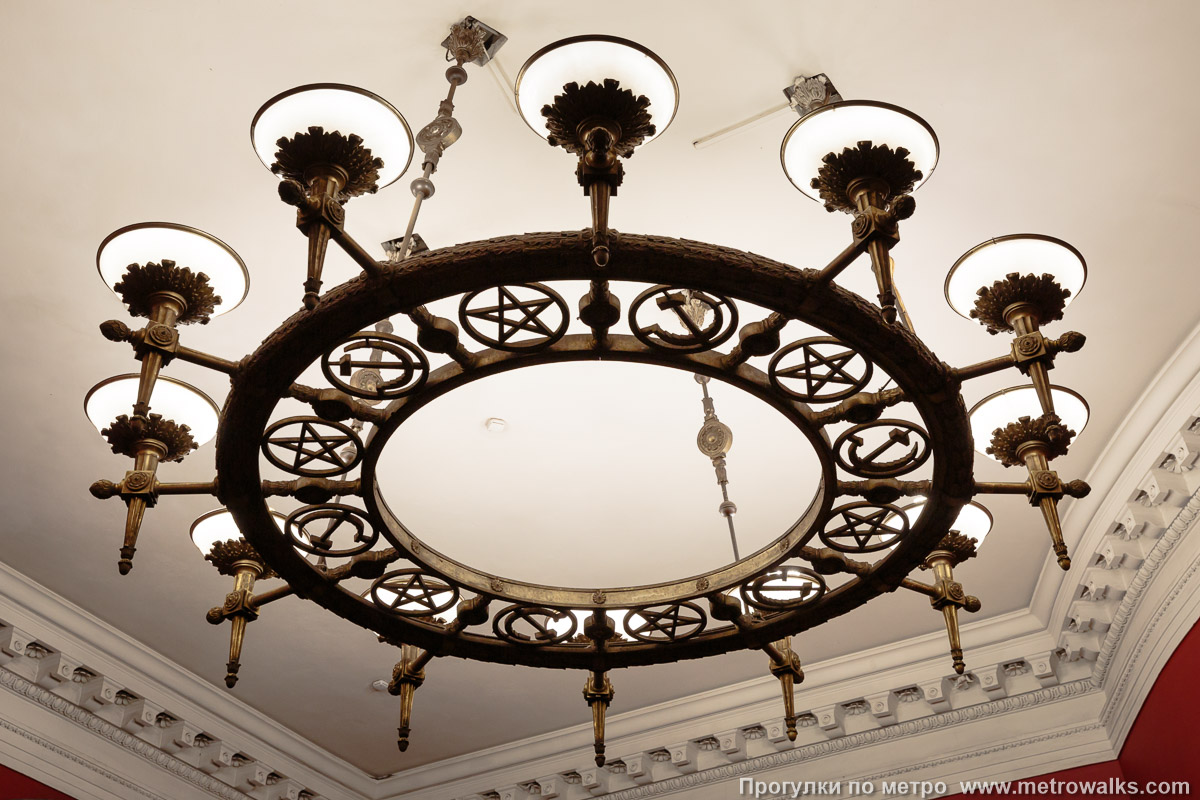 Фотография станции Нарвская (Кировско-Выборгская линия, Санкт-Петербург). Светильник в вестибюле крупным планом.