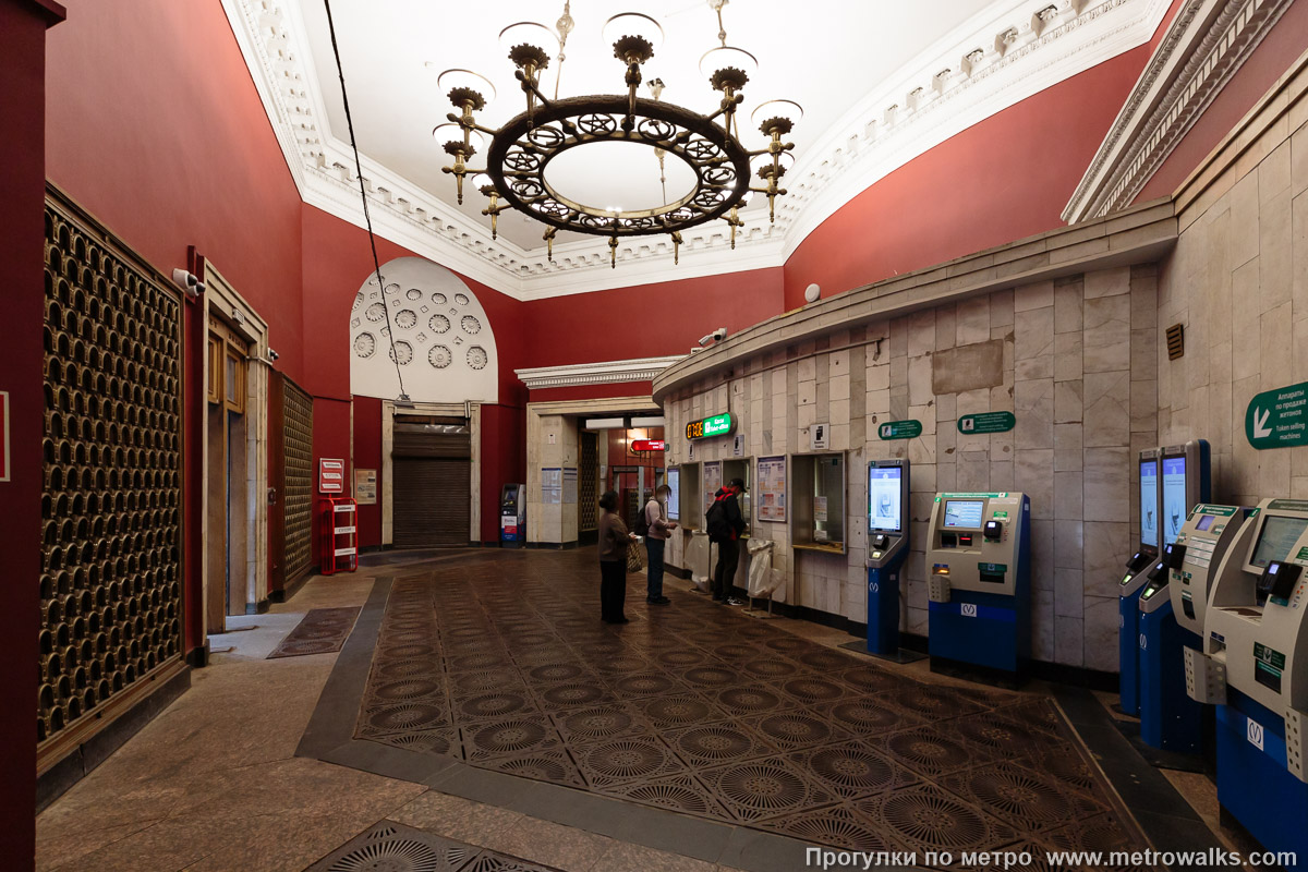 Фотография станции Нарвская (Кировско-Выборгская линия, Санкт-Петербург). Внутри вестибюля станции, общий вид. Кассовый зал на входе.