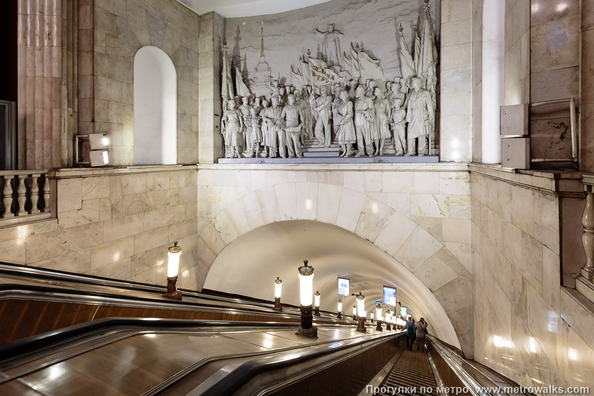 Фотография станции Нарвская (Кировско-Выборгская линия, Санкт-Петербург). Эскалаторы в вестибюле.