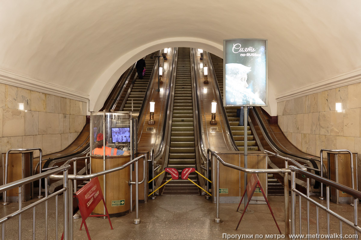 Фотография станции Нарвская (Кировско-Выборгская линия, Санкт-Петербург). У эскалаторов. На момент фотосъёмки (2025) это были самые старые эскалаторы в Петербурге.