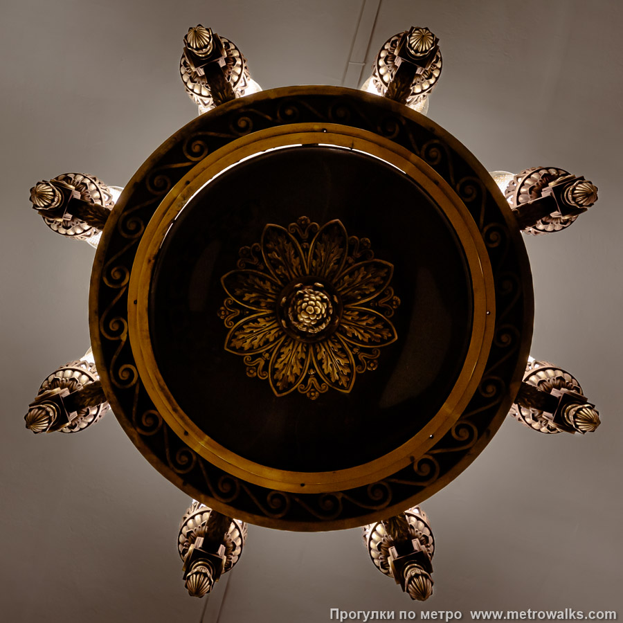 Фотография станции Нарвская (Кировско-Выборгская линия, Санкт-Петербург). Люстра в боковом зале крупным планом — вид снизу.