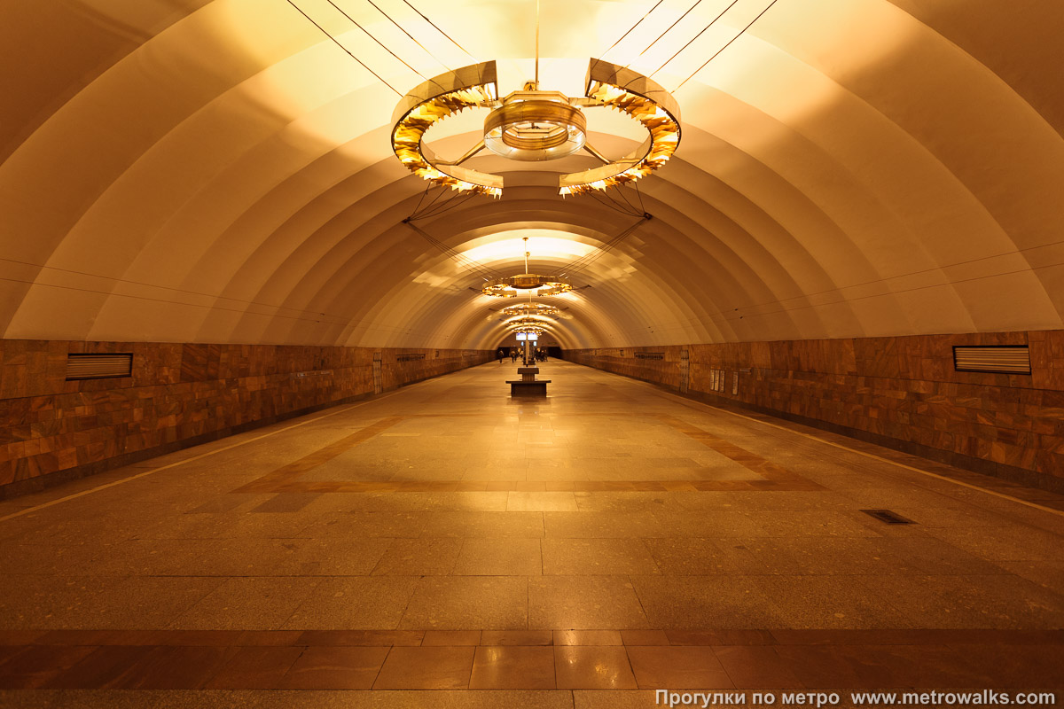 Фотография станции Новочеркасская (Правобережная линия, Санкт-Петербург). Общий вид по оси станции от глухого торца в сторону выхода.