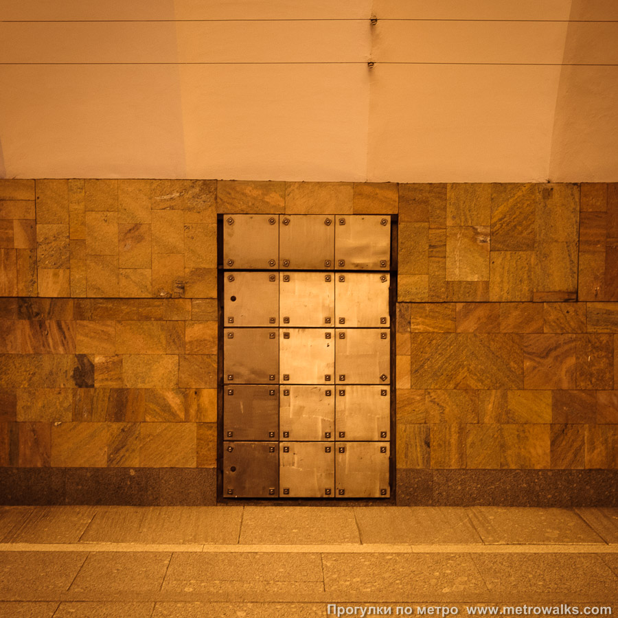 Фотография станции Новочеркасская (Правобережная линия, Санкт-Петербург). Декоративная технологическая дверь в стене.