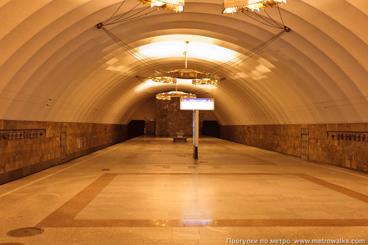 Фотография станции Новочеркасская (Правобережная линия, Санкт-Петербург). Противоположная от входа часть станции.