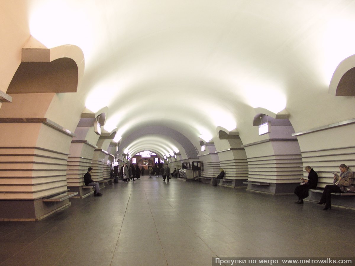 Фотография станции Невский проспект (Московско-Петроградская линия, Санкт-Петербург). Продольный вид центрального зала.