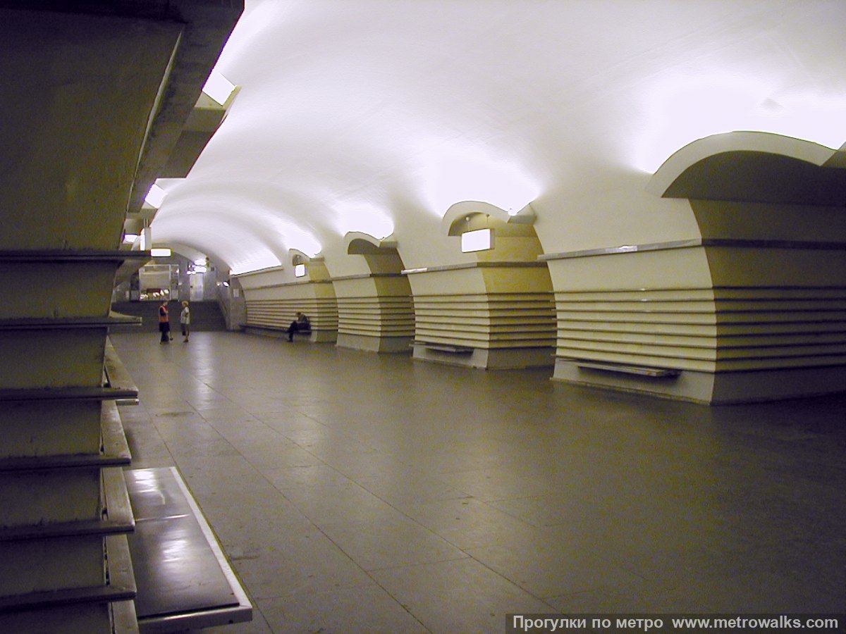 Фотография станции Невский проспект (Московско-Петроградская линия, Санкт-Петербург). Вид по диагонали.