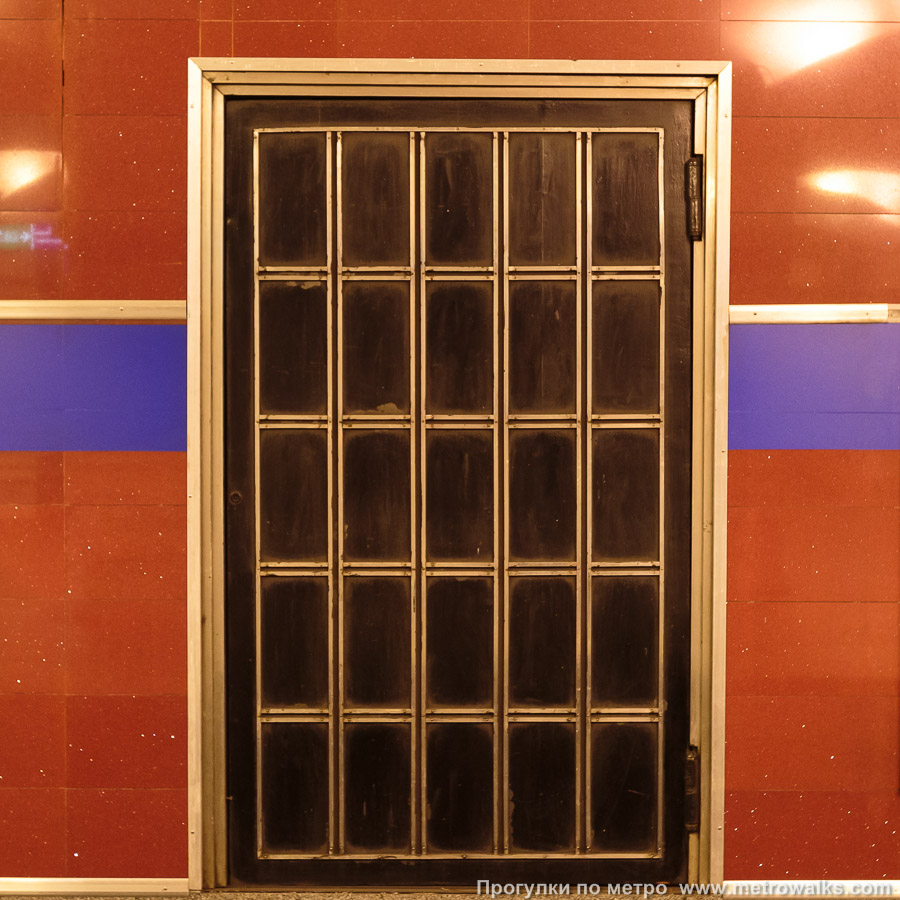 Фотография станции Невский проспект (Московско-Петроградская линия, Санкт-Петербург). Декоративная технологическая дверь в стене.