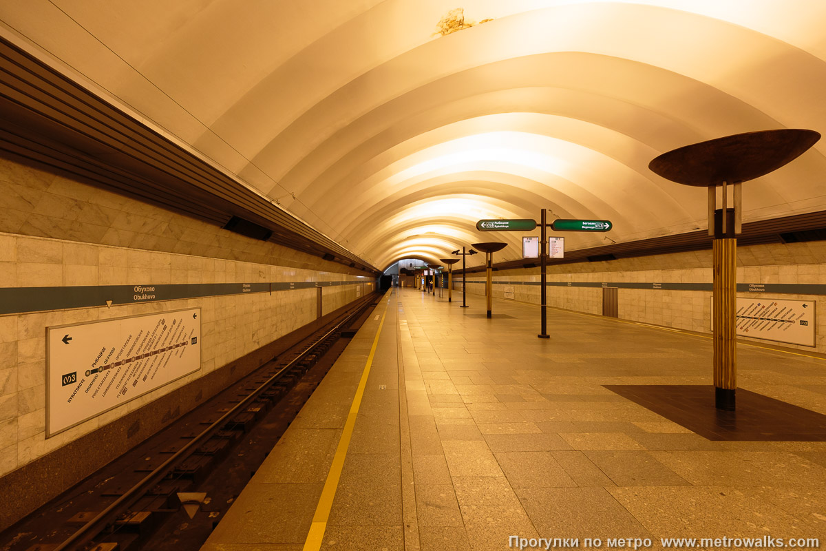 Фотография станции Обухово (Невско-Василеостровская линия, Санкт-Петербург). Край платформы, общий вид.