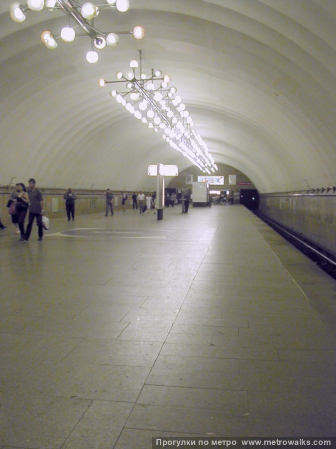 Фотография станции Озерки (Московско-Петроградская линия, Санкт-Петербург). Продольный вид вдоль края платформы.