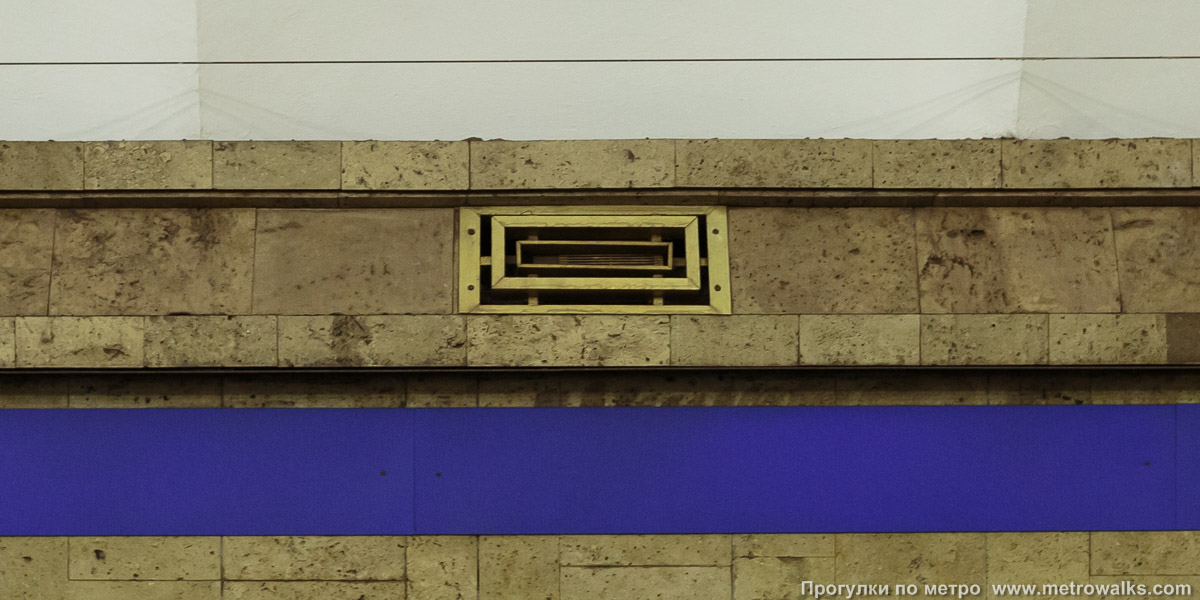 Фотография станции Озерки (Московско-Петроградская линия, Санкт-Петербург). Декоративная вентиляционная решётка на стене станции.