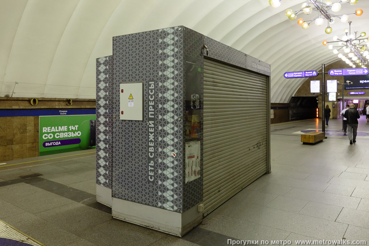 Фотография станции Озерки (Московско-Петроградская линия, Санкт-Петербург). Торговый киоск на платформе.