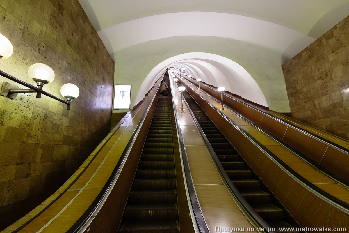 Фотография станции Озерки (Московско-Петроградская линия, Санкт-Петербург). Эскалаторы.