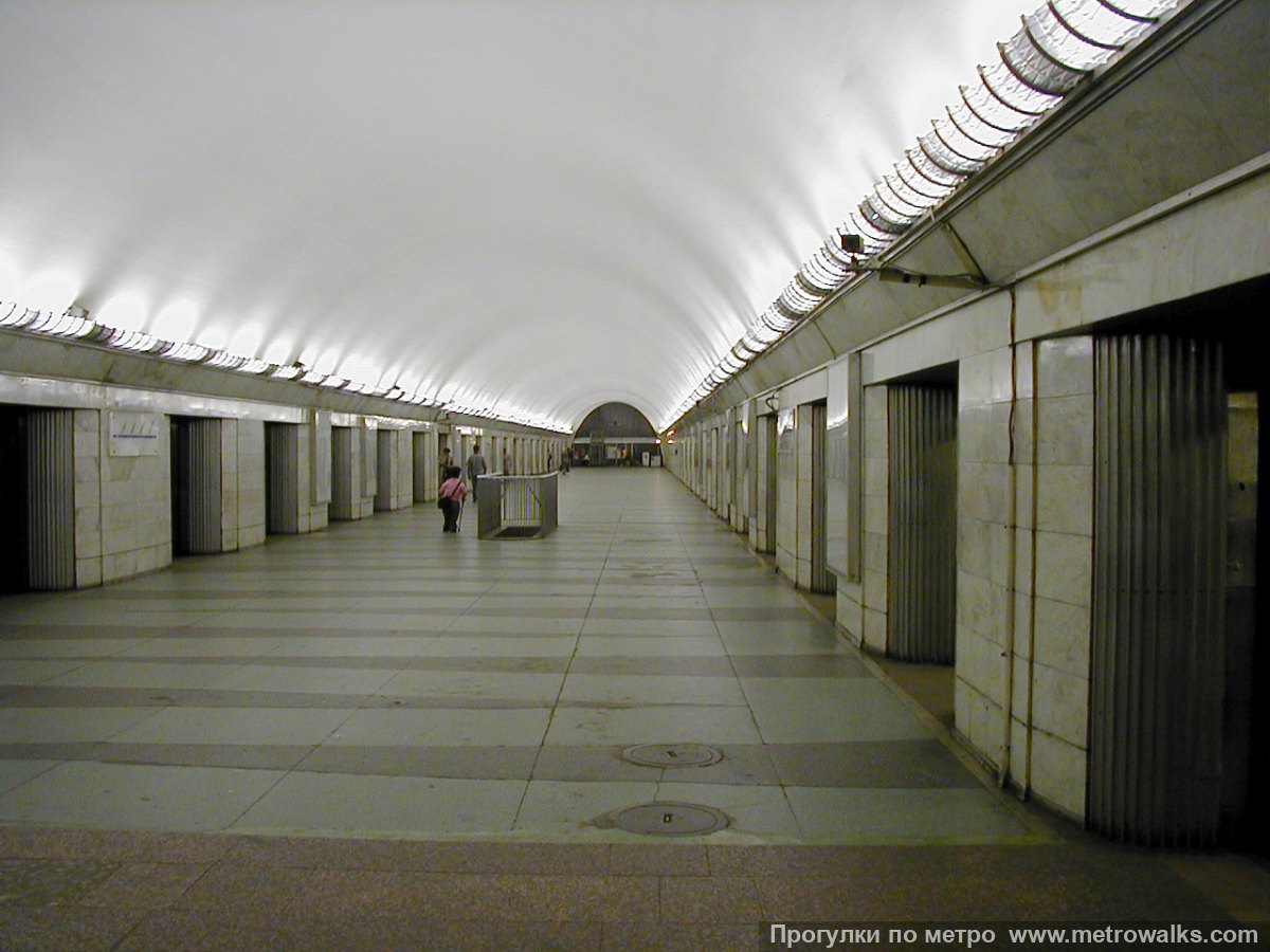 Фотография станции Парк Победы (Московско-Петроградская линия, Санкт-Петербург). Продольный вид.