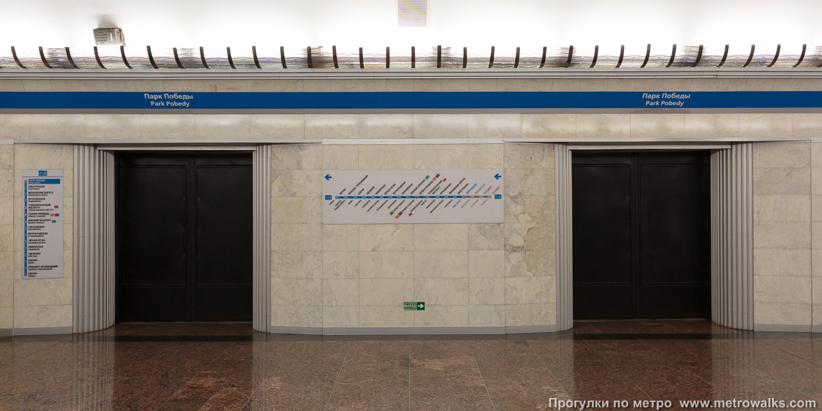 Фотография станции Парк Победы (Московско-Петроградская линия, Санкт-Петербург). Схема линии на станционной стене.