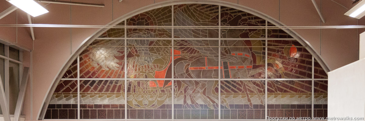 Фотография станции Парнас (Московско-Петроградская линия, Санкт-Петербург). Витражи-окна. Витраж «Гелиос» над входом на станцию.