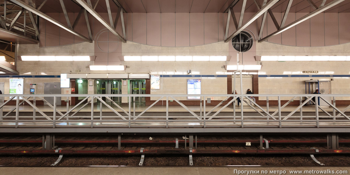 Фотография станции Парнас (Московско-Петроградская линия, Санкт-Петербург). Поперечный вид.
