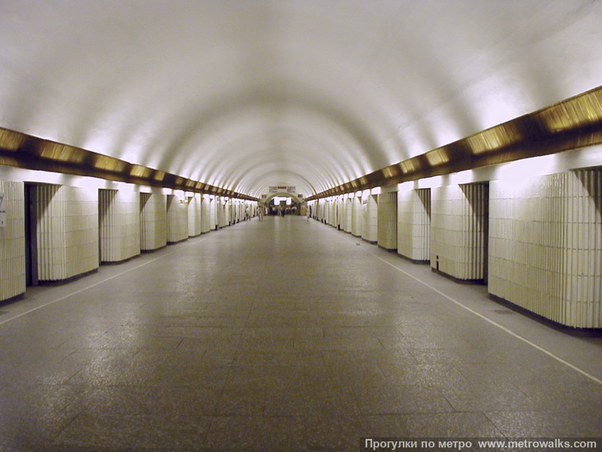 Фотография станции Петроградская (Московско-Петроградская линия, Санкт-Петербург). Общий вид по оси станции от глухого торца в сторону выхода.