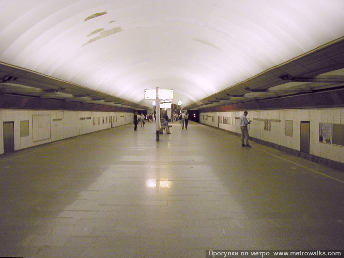 Фотография станции Пионерская (Московско-Петроградская линия, Санкт-Петербург). Общий вид по оси станции от глухого торца в сторону выхода.