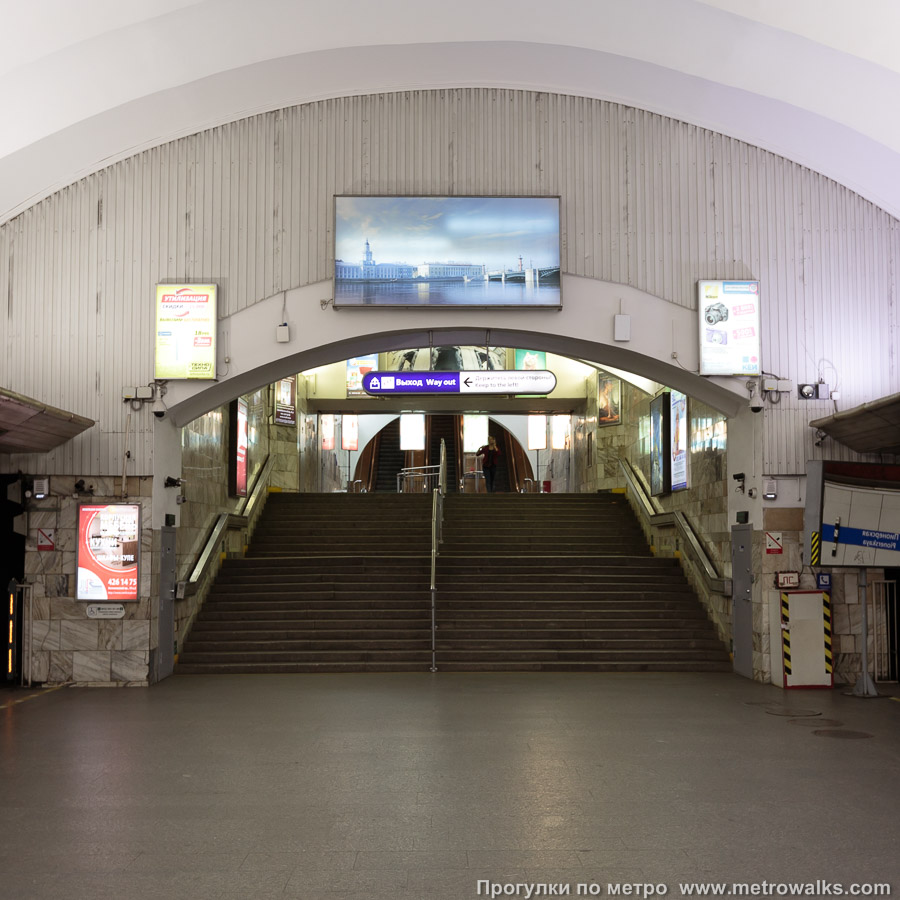 Фотография станции Пионерская (Московско-Петроградская линия, Санкт-Петербург). Выход в город, до эскалаторов нужно подняться по небольшой лестнице.