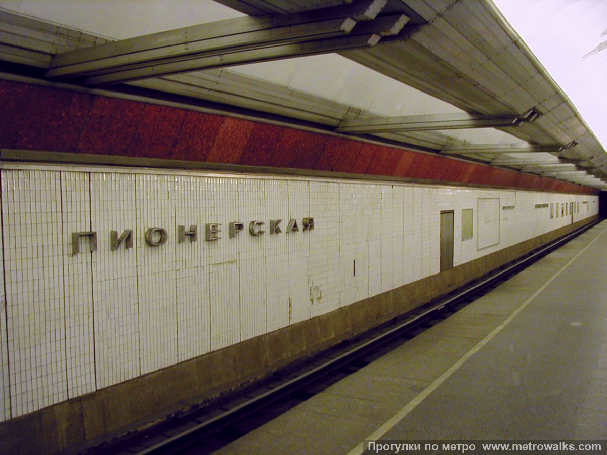 Фотография станции Пионерская (Московско-Петроградская линия, Санкт-Петербург). Путевая стена.
