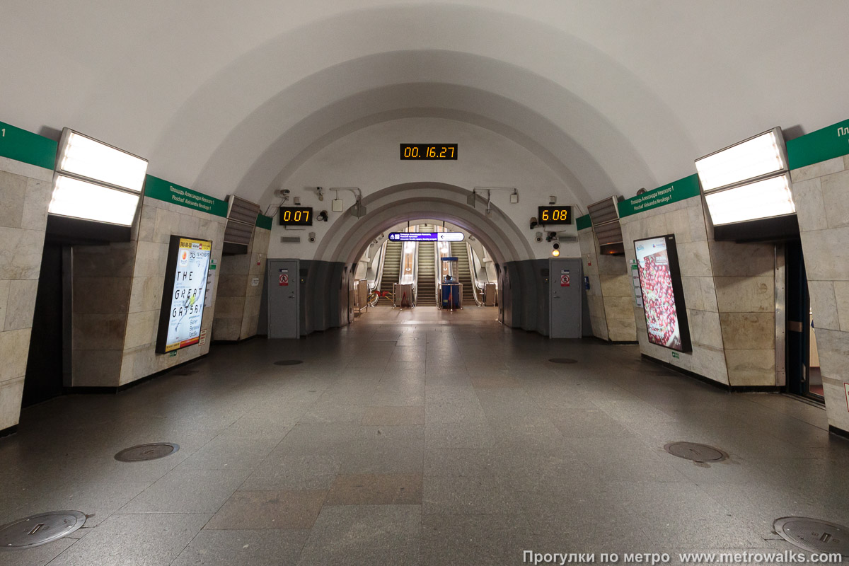 Фотография станции Площадь Александра Невского (Невско-Василеостровская линия, Санкт-Петербург). Выход в город, эскалаторы начинаются прямо с уровня платформы.