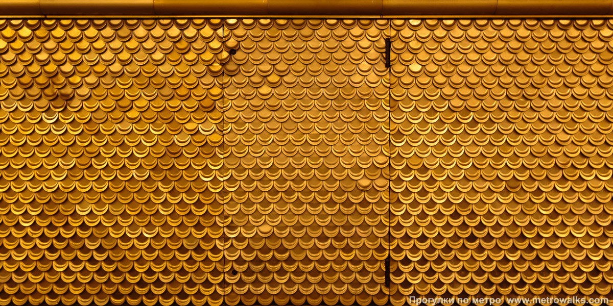 Фотография станции Площадь Александра Невского (Правобережная линия, Санкт-Петербург). Декоративная технологическая дверь в стене.