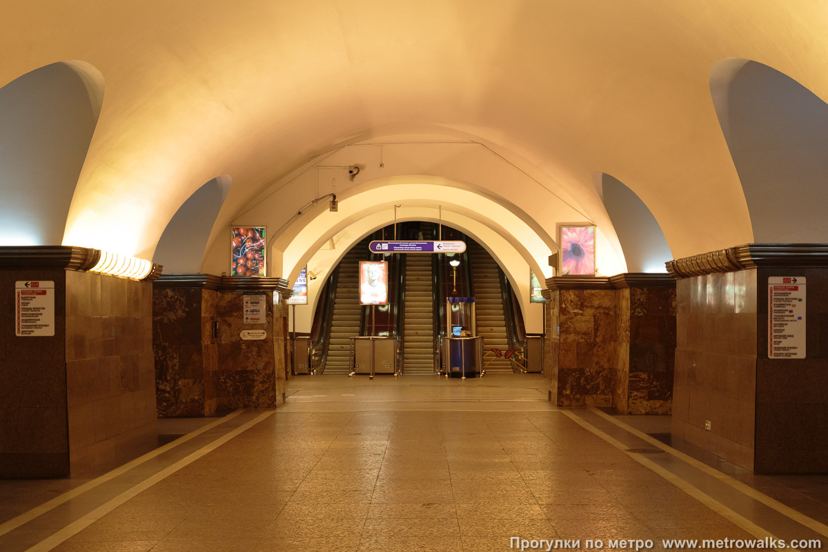 Фотография станции Площадь Ленина (Кировско-Выборгская линия, Санкт-Петербург). Выход в город, эскалаторы начинаются прямо с уровня платформы. Южный выход — основной, он ведёт к Финляндскому вокзалу и, собственно, к площади Ленина.