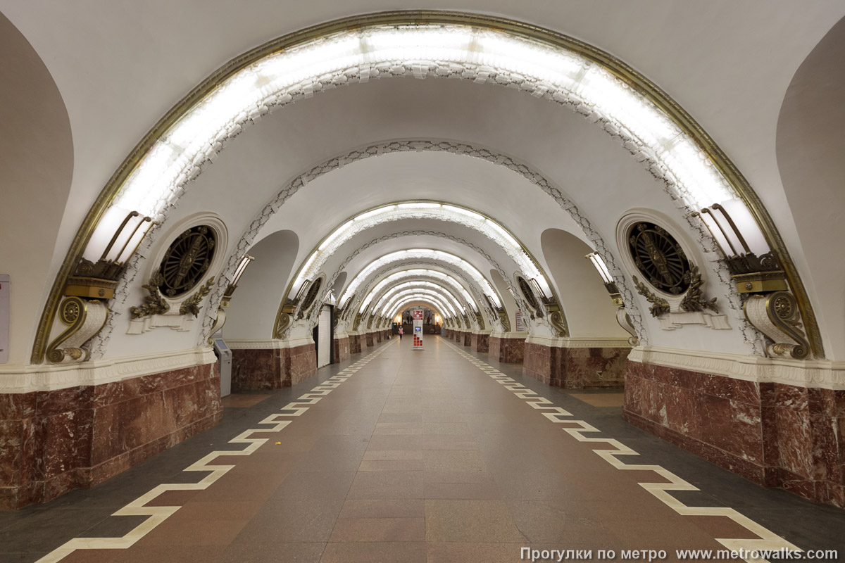 Фотография станции Площадь Восстания (Кировско-Выборгская линия, Санкт-Петербург). Продольный вид центрального зала. Южная часть станции.