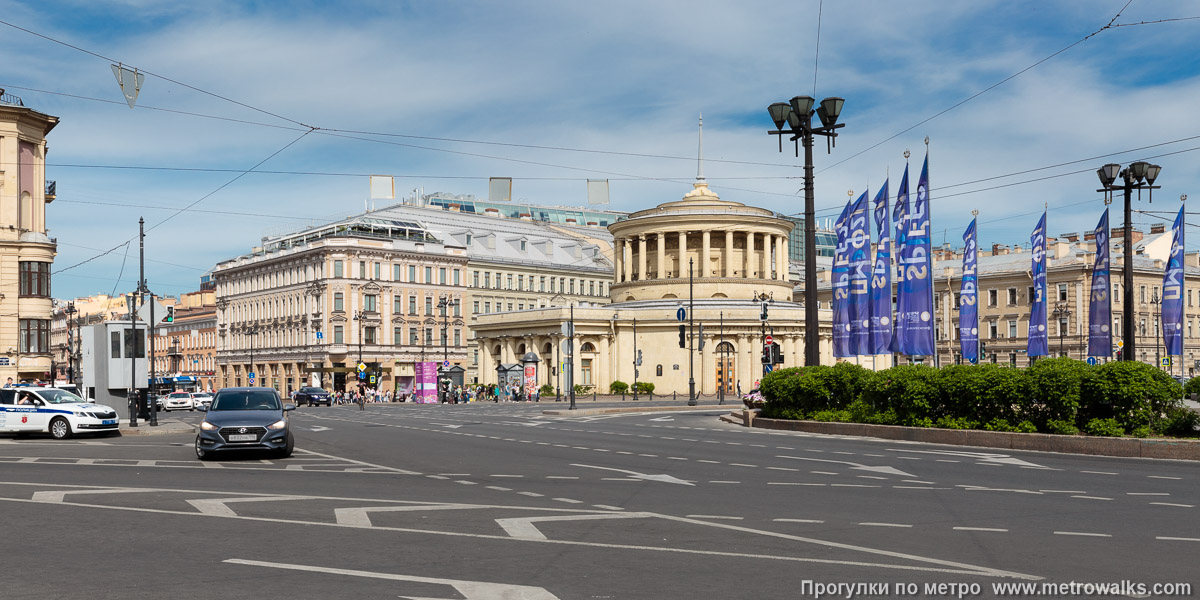 Фотография станции Площадь Восстания (Кировско-Выборгская линия, Санкт-Петербург). Общий вид окрестностей станции. Площадь Восстания и Невский проспект.