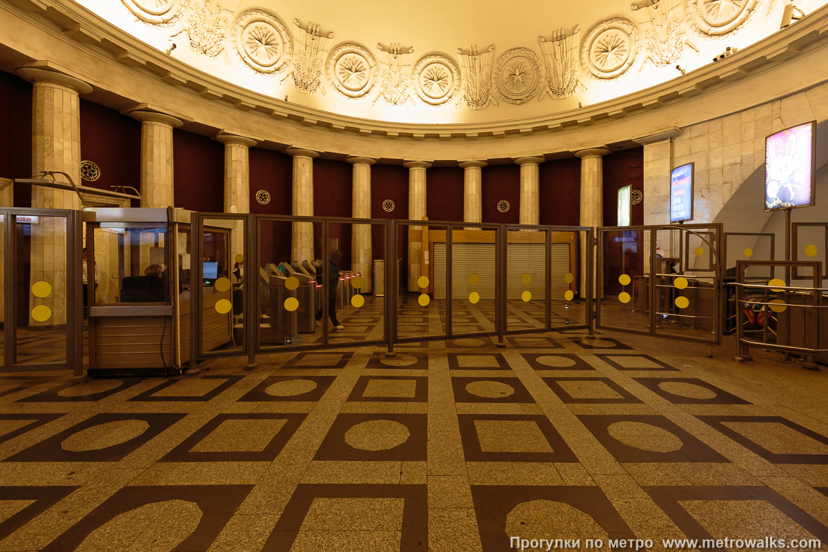 Фотография станции Площадь Восстания (Кировско-Выборгская линия, Санкт-Петербург). Внутри вестибюля станции, общий вид. Несмотря на статус памятника архитектуры, вестибюль освещён рыжими натриевыми лампами с отвратительной цветопередачей.