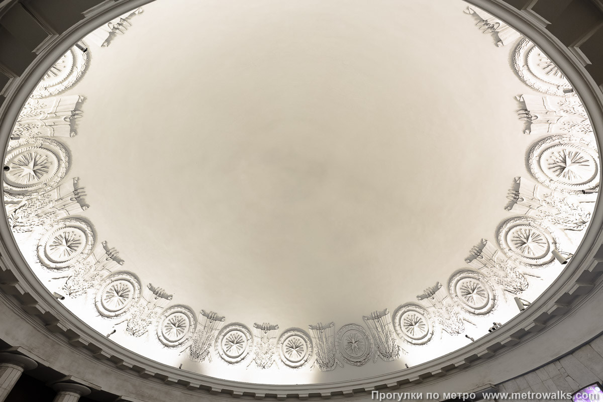 Фотография станции Площадь Восстания (Кировско-Выборгская линия, Санкт-Петербург). Потолок вестибюля. Цвет освещения купола искусственно скорректирован. Количество внимательных глаз потрясает воображение!