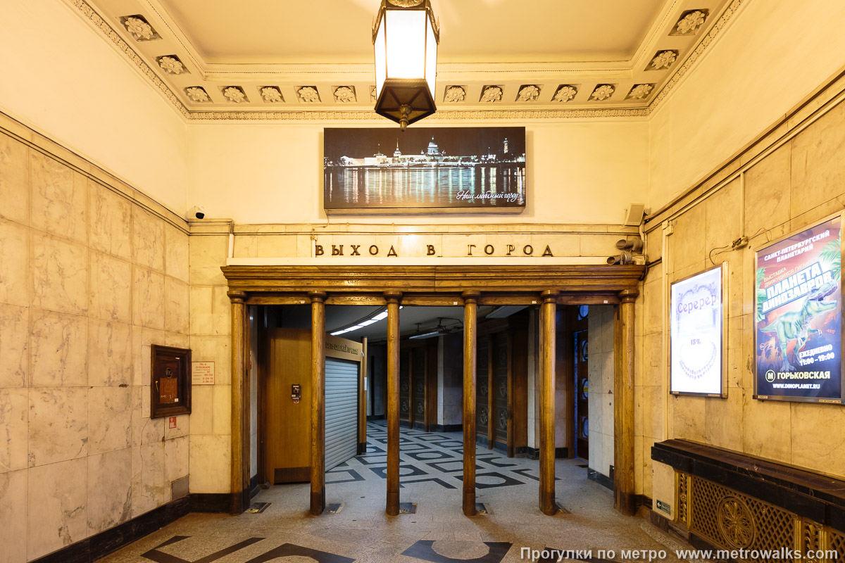 Фотография станции Площадь Восстания (Кировско-Выборгская линия, Санкт-Петербург). Двери вестибюля. Это выход. Вход аналогичен и более красив, но обзору мешает оборудование для досмотра.