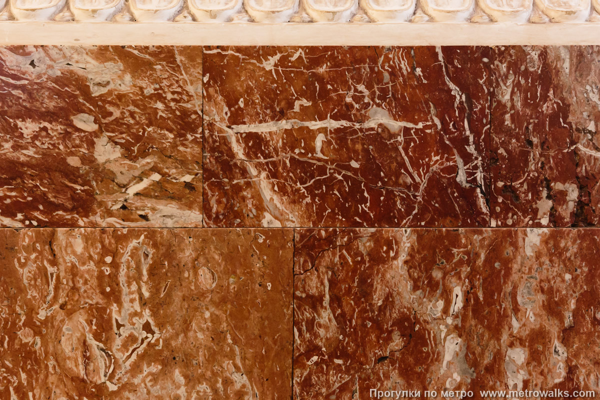 Фотография станции Площадь Восстания (Кировско-Выборгская линия, Санкт-Петербург). Цоколь пилонов облицован красным уральским мрамором.