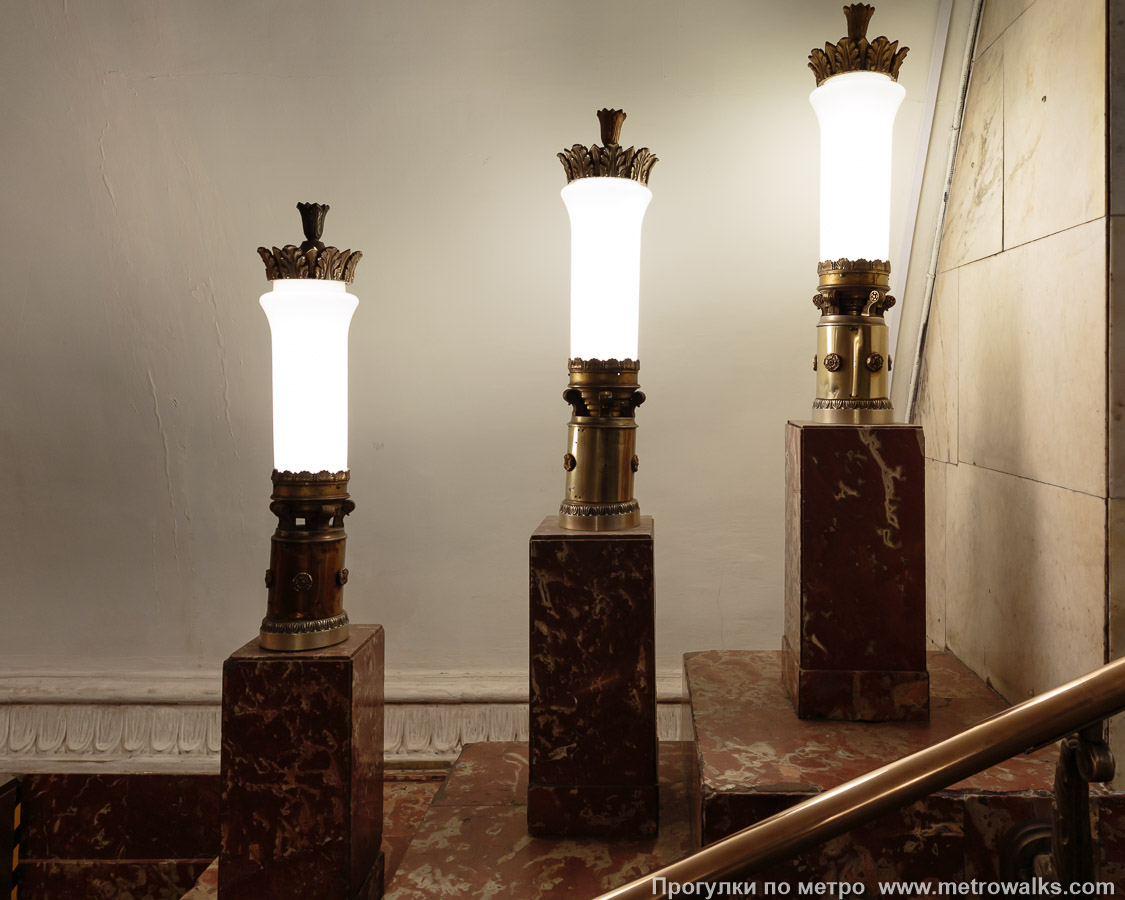 Фотография станции Площадь Восстания (Кировско-Выборгская линия, Санкт-Петербург). Светильник у выхода крупным планом.