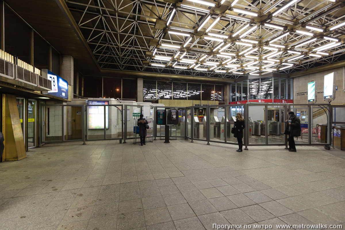Фотография станции Политехническая (Кировско-Выборгская линия, Санкт-Петербург). Внутри вестибюля станции, общий вид. Вид от выхода в сторону входа.