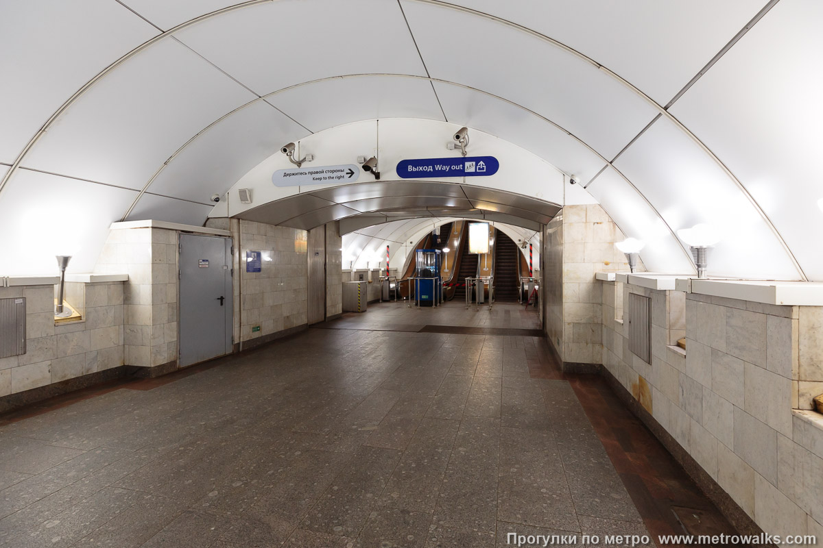 Фотография станции Пролетарская (Невско-Василеостровская линия, Санкт-Петербург). Промежуточный зал между двумя группами эскалаторов.