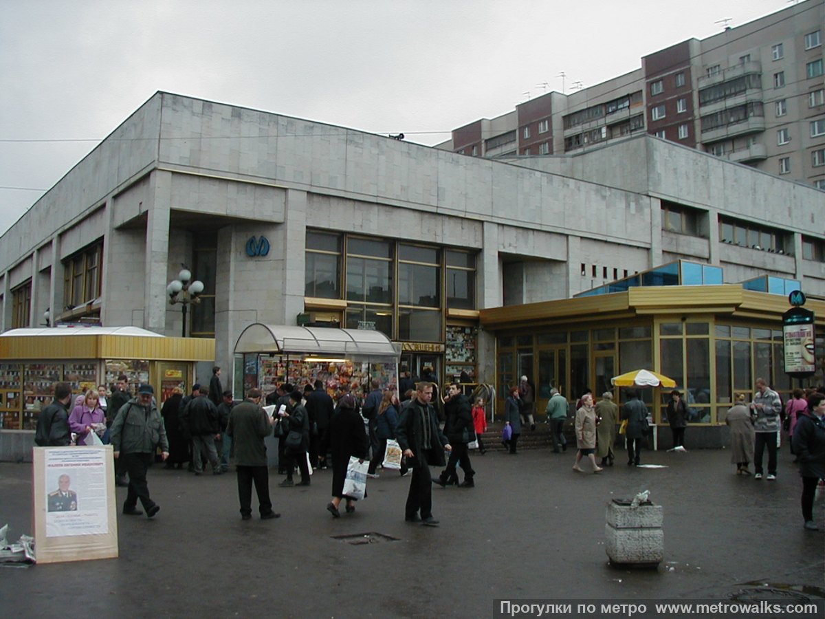 Фотография станции Проспект Просвещения (Московско-Петроградская линия, Санкт-Петербург). Наземный вестибюль станции.