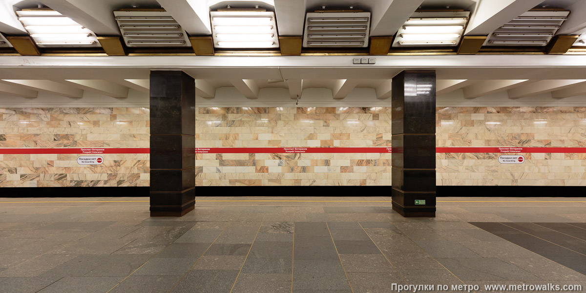 Фотография станции Проспект Ветеранов (Кировско-Выборгская линия, Санкт-Петербург). Поперечный вид, проходы между колоннами из центрального зала на платформу.