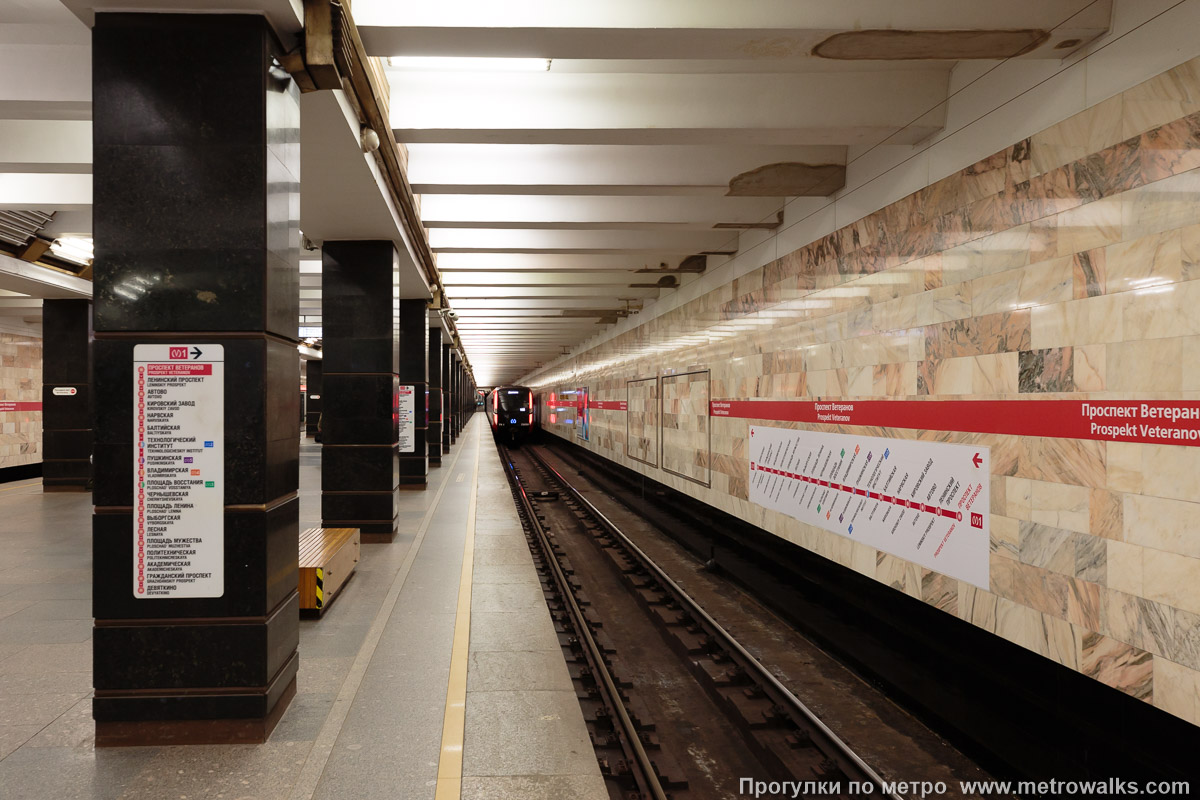 Фотография станции Проспект Ветеранов (Кировско-Выборгская линия, Санкт-Петербург). Боковой зал станции и посадочная платформа, общий вид.