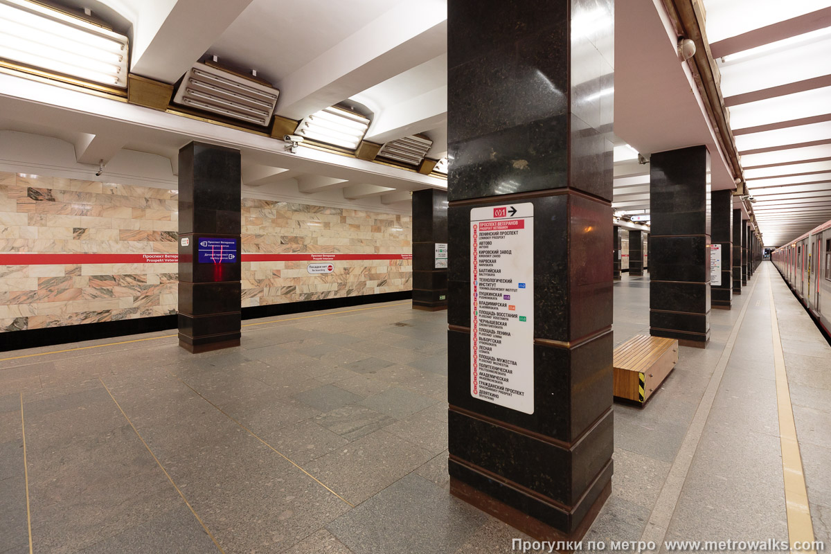 Фотография станции Проспект Ветеранов (Кировско-Выборгская линия, Санкт-Петербург). Вид с края платформы по диагонали на противоположную сторону сквозь центральный зал.
