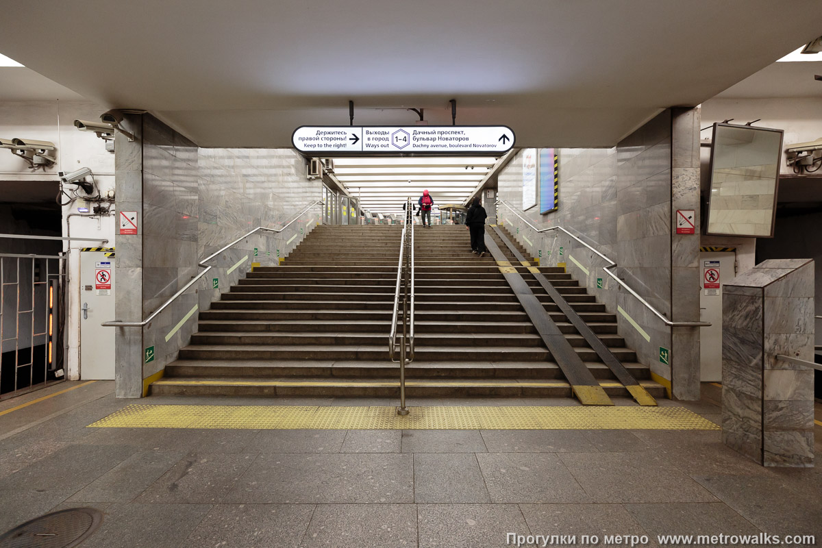 Фотография станции Проспект Ветеранов (Кировско-Выборгская линия, Санкт-Петербург). Выход в город осуществляется по лестнице. Восточный выход в часы его работы.