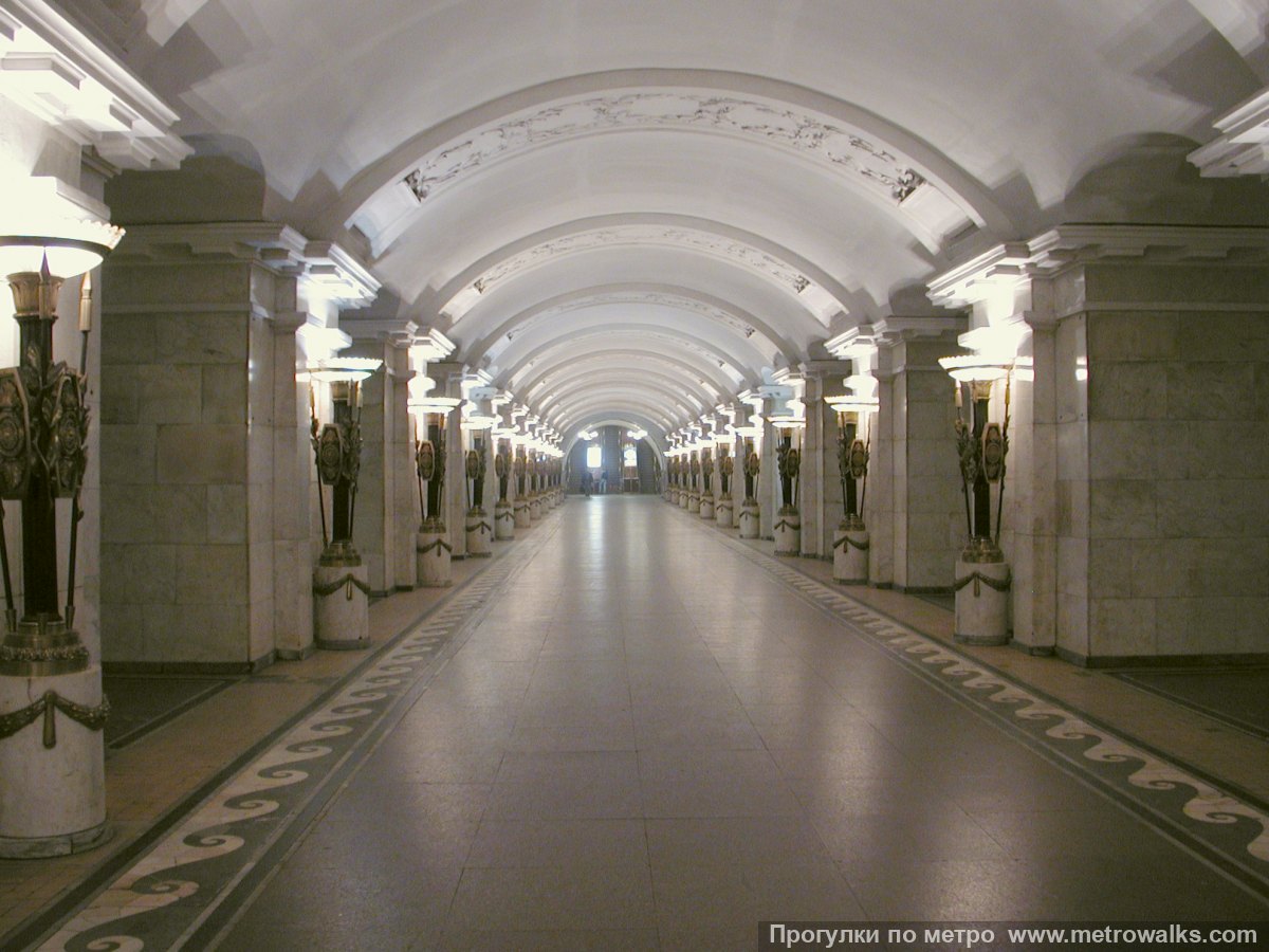 Фотография станции Пушкинская (Кировско-Выборгская линия, Санкт-Петербург). Центральный зал станции, вид вдоль от глухого торца в сторону выхода.