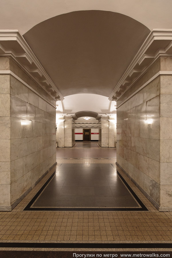 Фотография станции Пушкинская (Кировско-Выборгская линия, Санкт-Петербург). Сквозной вид с края платформы через два прохода между пилонами.