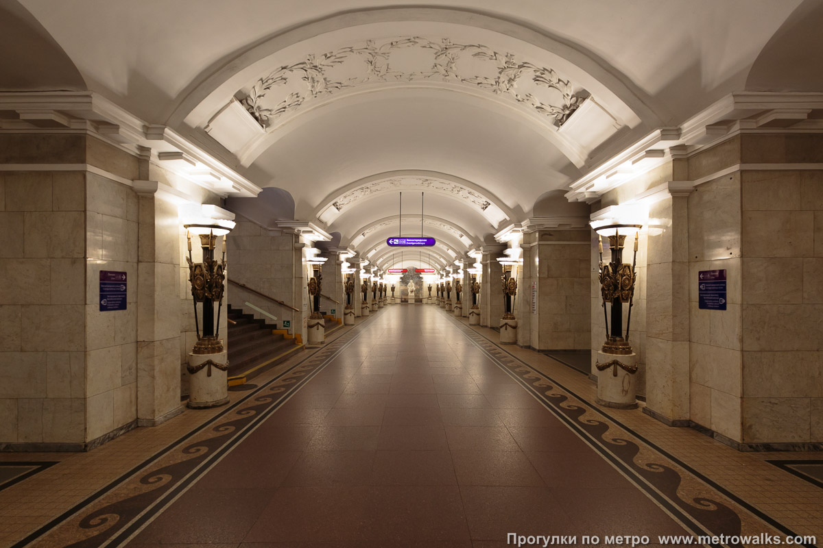 Фотография станции Пушкинская (Кировско-Выборгская линия, Санкт-Петербург). Центральный зал станции, вид вдоль от входа в сторону глухого торца.