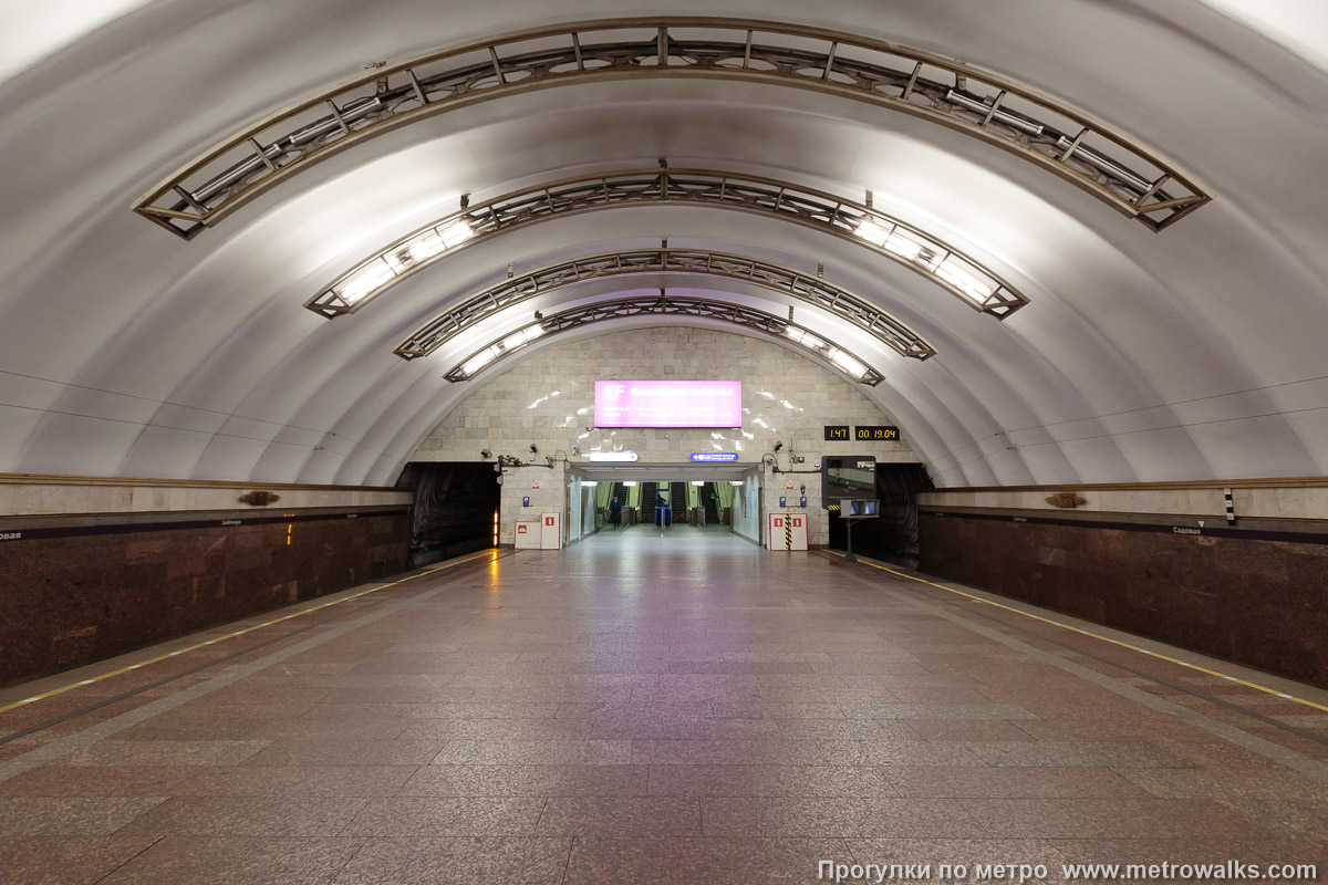 Фотография станции Садовая (Фрунзенско-Приморская линия, Санкт-Петербург). Противоположная от входа часть станции.