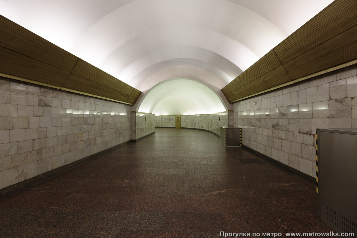 Фотография станции Садовая (Фрунзенско-Приморская линия, Санкт-Петербург). Переходный коридор к эскалаторам.