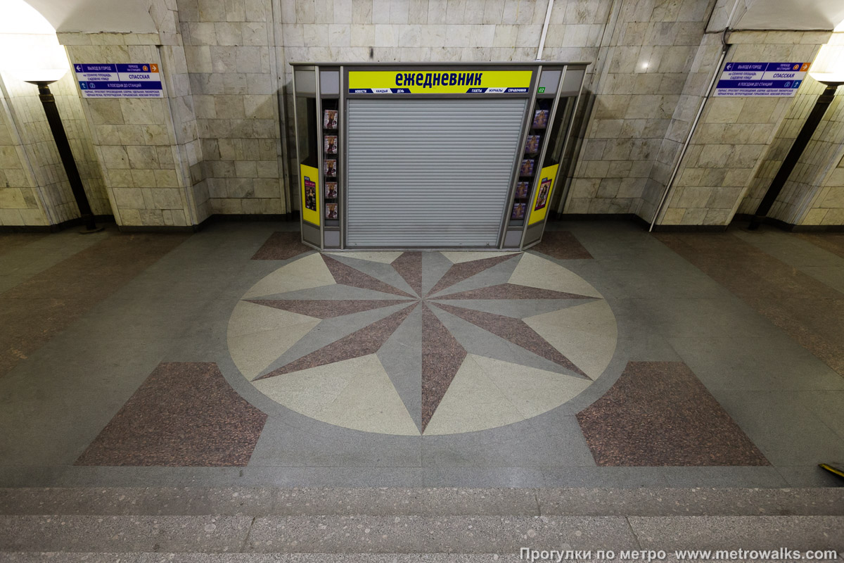 Фотография станции Сенная площадь (Московско-Петроградская линия, Санкт-Петербург). Пол крупным планом.