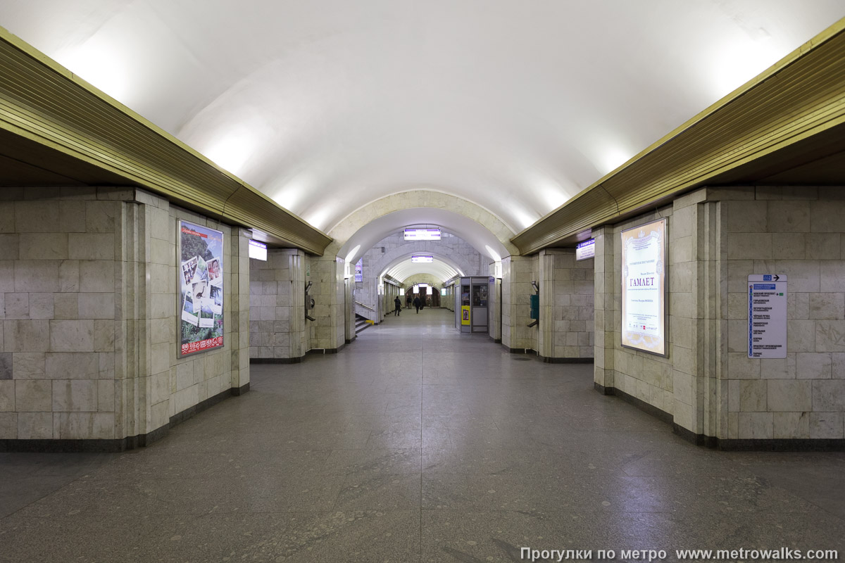 Фотография станции Сенная площадь (Московско-Петроградская линия, Санкт-Петербург). Продольный вид центрального зала. От перехода на на Спасскую в сторону выхода.