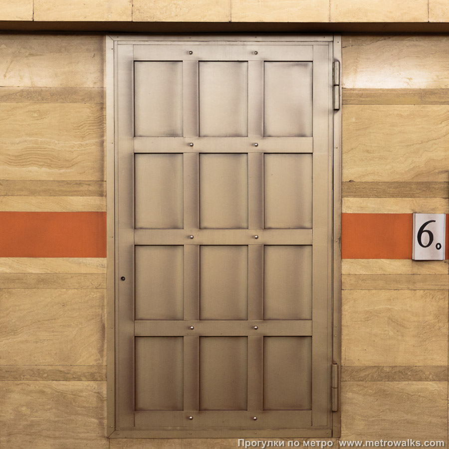 Фотография станции Спасская (Правобережная линия, Санкт-Петербург). Декоративная технологическая дверь в стене.