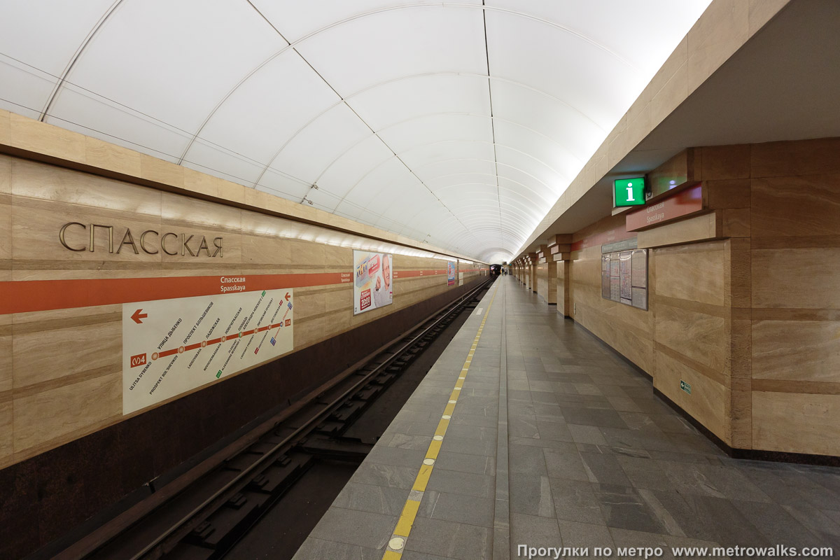 Фотография станции Спасская (Правобережная линия, Санкт-Петербург). Боковой зал станции и посадочная платформа, общий вид.